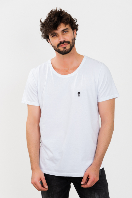 Camiseta Gola Básica - White / Skull Black | CHRISTOFF